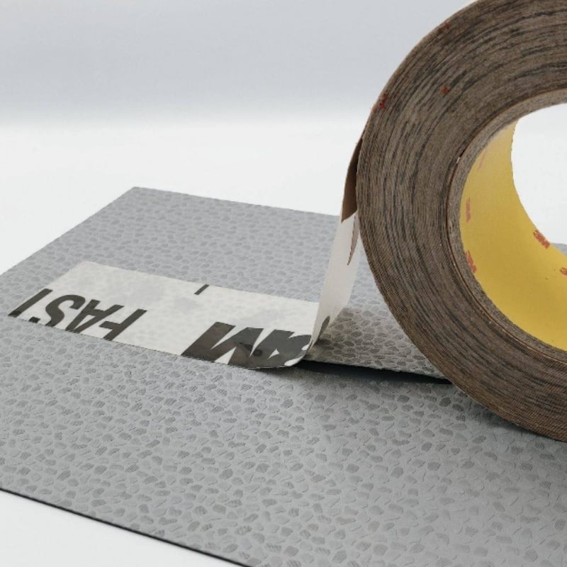 Naprawa membrany dachowej - aplikacja taśmy na uszkodzone miejsce - ilustracja